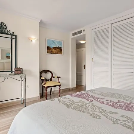 Awesome 3 Bedroom Apart. W/ 4 Terraces, Pool & Parking Apartman *