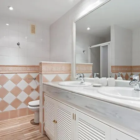 Awesome 3 Bedroom Apart. W/ 4 Terraces, Pool & Parking Apartman Marbella