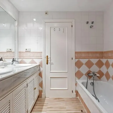 Awesome 3 Bedroom Apart. W/ 4 Terraces, Pool & Parking Apartman *