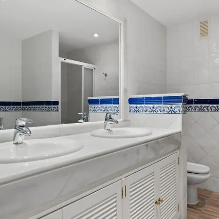 Awesome 3 Bedroom Apart. W/ 4 Terraces, Pool & Parking מארבלה