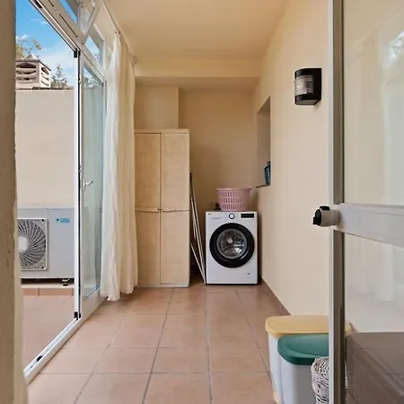 شقة Awesome 3 Bedroom Apart. W/ 4 Terraces, Pool & Parking ماربيا