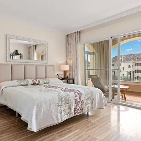 Awesome 3 Bedroom Apart. W/ 4 Terraces, Pool & Parking Lejlighed Marbella