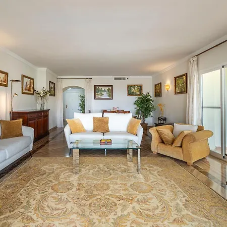 شقة Awesome 3 Bedroom Apart. W/ 4 Terraces, Pool & Parking ماربيا