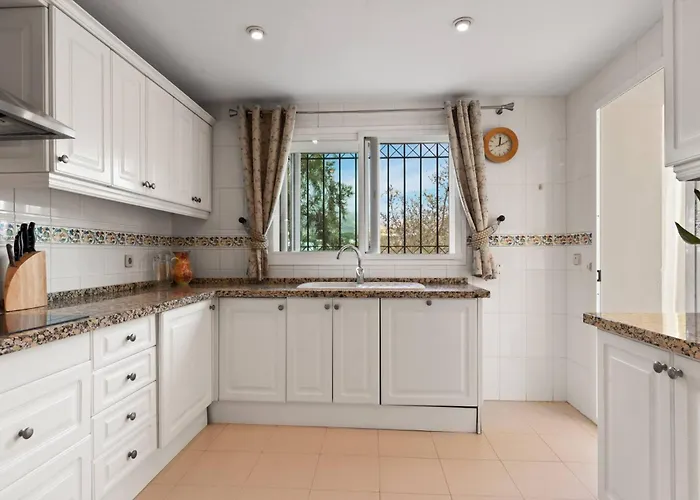 Awesome 3 Bedroom Apart. W/ 4 Terraces, Pool & Parking Апартаменты