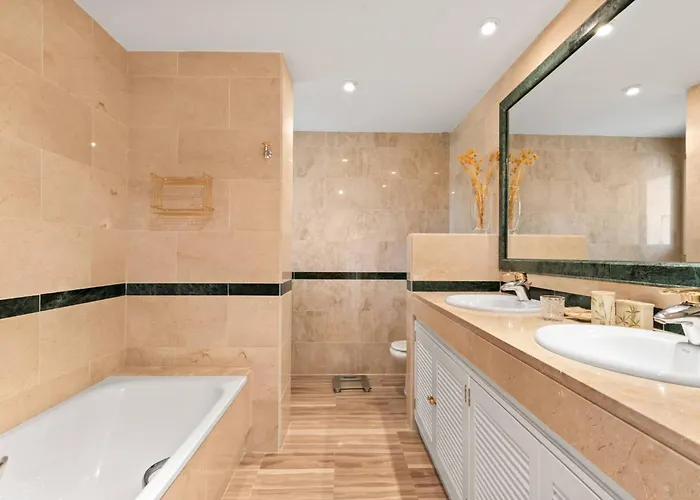Awesome 3 Bedroom Apart. W/ 4 Terraces, Pool & Parking Апартаменты Марбелья