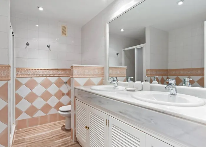 Awesome 3 Bedroom Apart. W/ 4 Terraces, Pool & Parking *