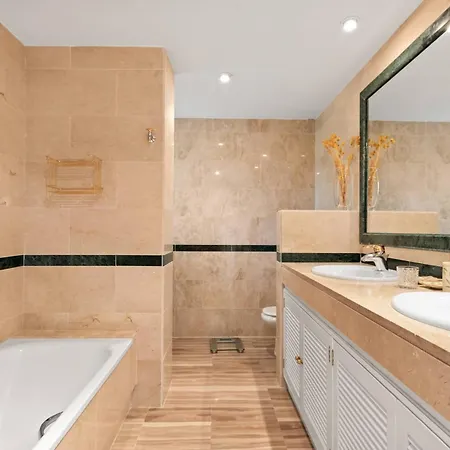 Awesome 3 Bedroom Apart. W/ 4 Terraces, Pool & Parking Appartamento Marbella