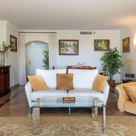 아파트 Awesome 3 Bedroom Apart. W/ 4 Terraces, Pool & Parking 마르베야