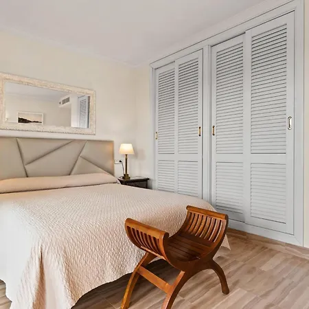 아파트 Awesome 3 Bedroom Apart. W/ 4 Terraces, Pool & Parking 마르베야