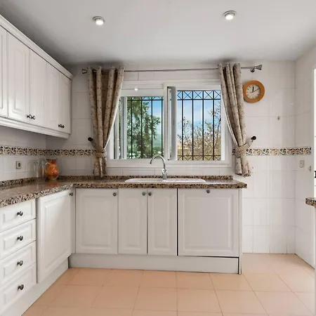 Awesome 3 Bedroom Apart. W/ 4 Terraces, Pool & Parking 아파트
